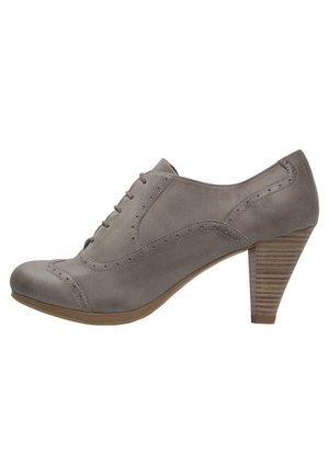 Szare skórzane buty na obcasie z zaokrąglonym czubkiem, detalami typu brogue i teksturowanym drewnianym obcasem. Detale sznurowania z przodu.