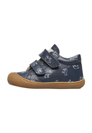 Scarpine per bambini di colore blu navy in pelle, con modelli di animali bianchi, due cinturini in Velcro regolabili e una suola in gomma marrone texturizzata.