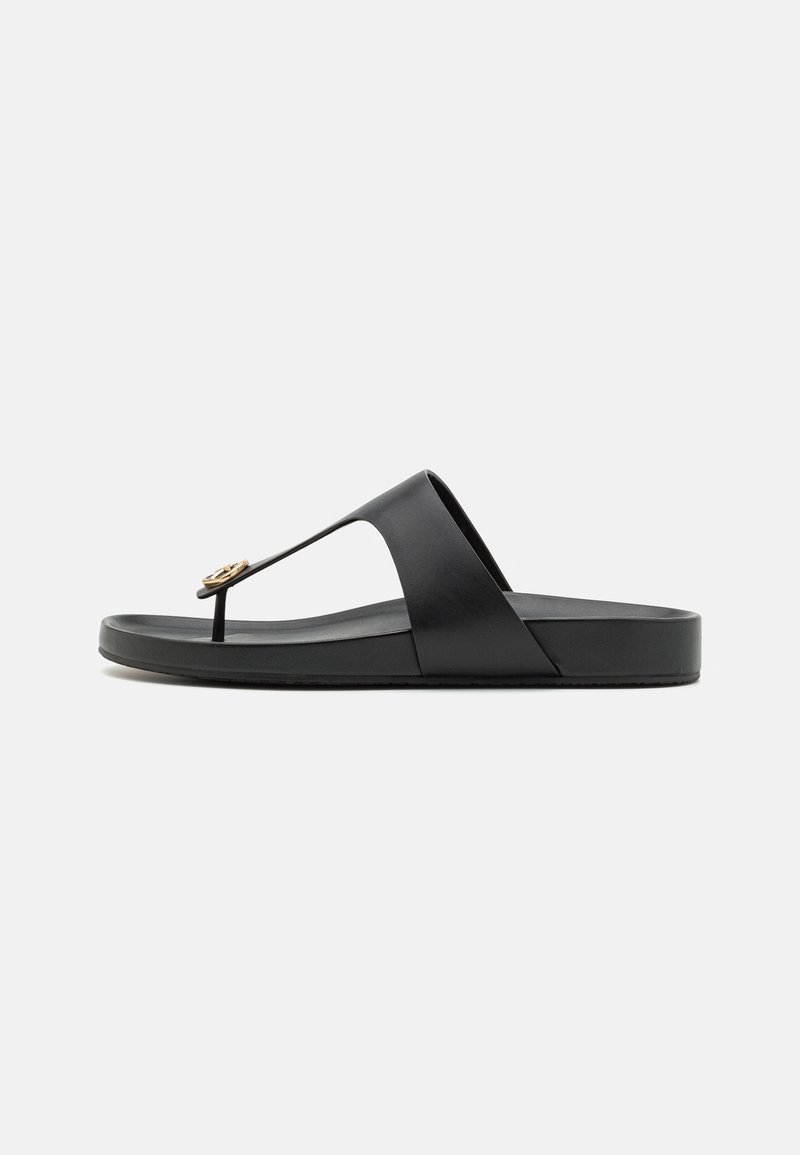 Infradito neri realizzati in materiale sintetico liscio, con un design minimalista, striscia tra le dita e un accento logo metallico sul davanti.