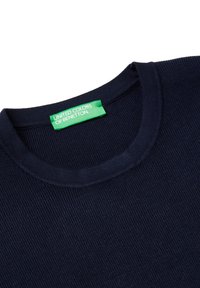 Granatowy sweter dziany o prążkowanej strukturze i okrągłym dekolcie. Zawiera zieloną metkę z napisem "UNITED COLORS OF BENETTON".