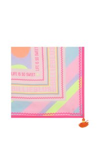 Écharpe colorée en tissu doux avec des motifs vibrants, comprenant des rayures et du texte en rose, orange et bleu, ornée d'une frange décorative.