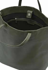Borsa tote in pelle verde scuro con due manici, chiusura a scatto magnetico e tasca interna con zip su sfondo bianco.
