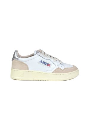 Sneaker bianco con accenti in suede grigio, design perforato e tab di tallone argentato. Presenta chiusura con lacci e una suola spessa di color crema.