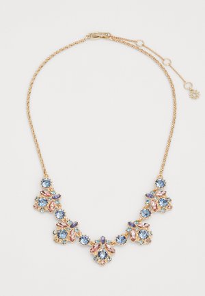 Collar en tono dorado que presenta gemas azules, rosas y transparentes en una disposición floral. La cadena tiene una longitud ajustable para un ajuste seguro.