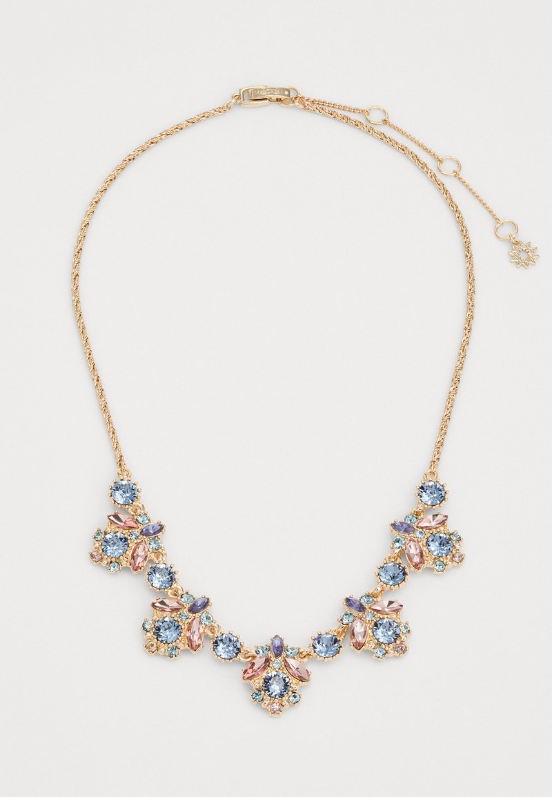 Zlato-tonirana ogrlica s plavimi, roza in prozornimi dragulji v cvetlični postavitvi. Veriga ima nastavljivo dolžino za varno prileganje.