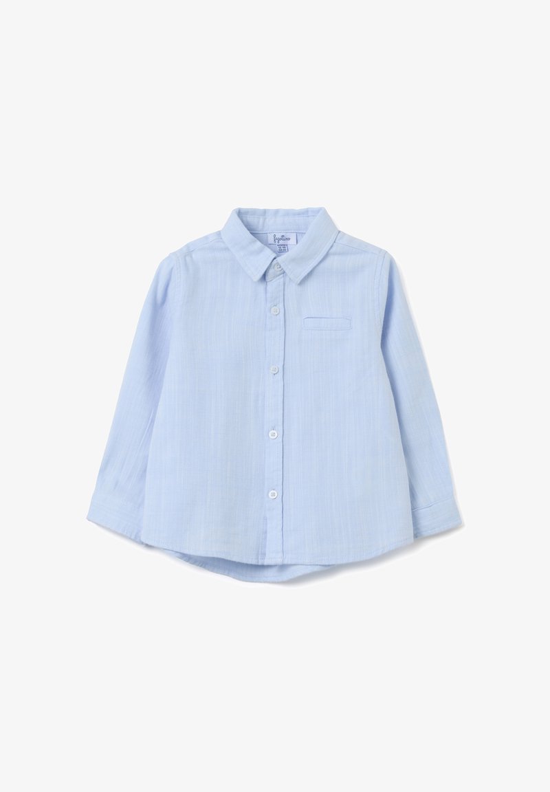 Camicia a maniche lunghe azzurro chiaro con colletto button-down, righe verticali, una tasca sul petto e orlo arrotondato.