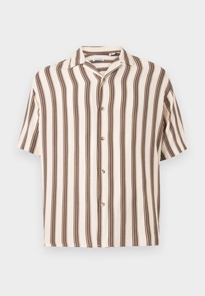 Lühikeste varrukatega beež värvi nööpidega pluus, millel on vertikaalsed pruunid triibud ja lahtine krae, vastu lihtsat heledat tausta.