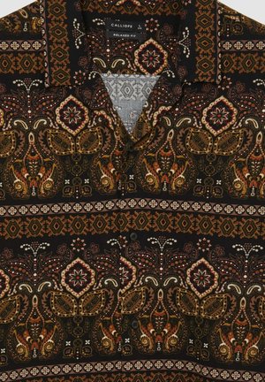Camicia nera con vestibilità rilassata, caratterizzata da intricati motivi paisley e floreali in tonalità calde di arancione, marrone e crema. Colletto curvo e bottoni.