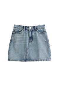 Falda de mezclilla en azul claro con un acabado ligeramente desgastado, que presenta un diseño de cinco bolsillos, detalles de costura y un cierre frontal con botón.