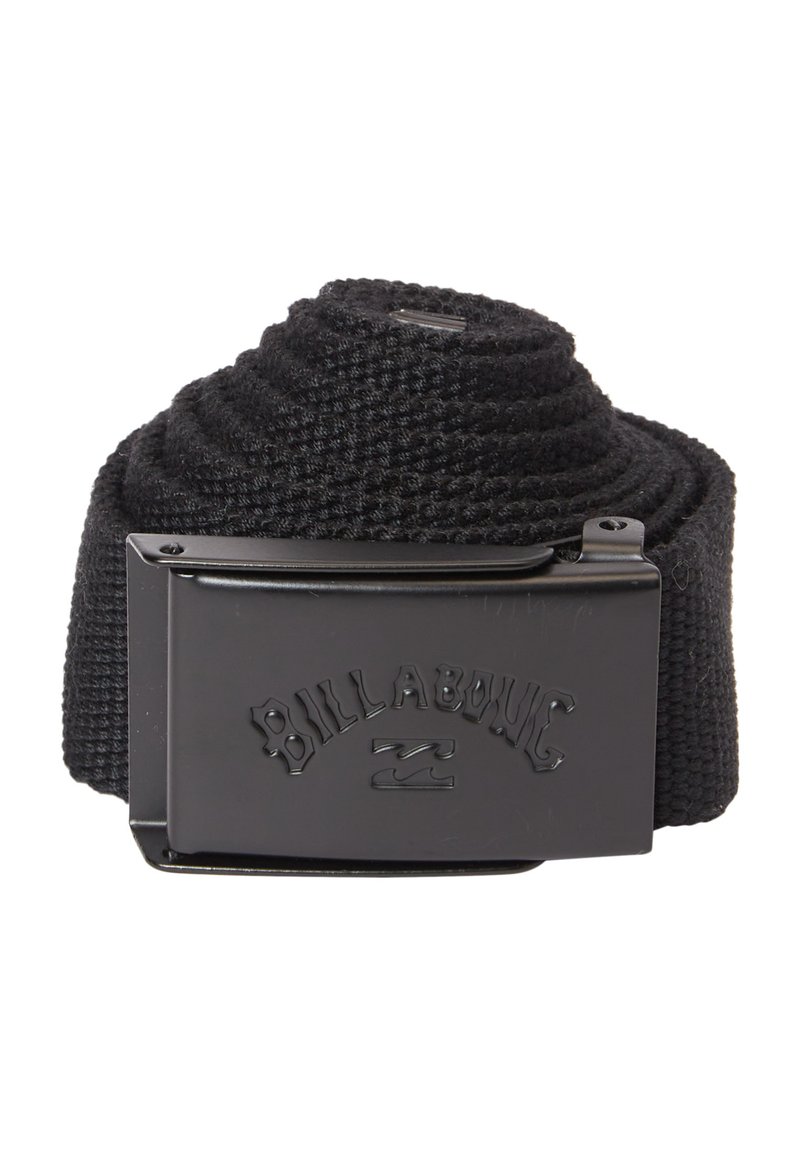 Cinturón tejido negro con una hebilla rectangular de metal negro que presenta el nombre de la marca "Billabong" en relieve. Tejido texturizado con un diseño robusto.