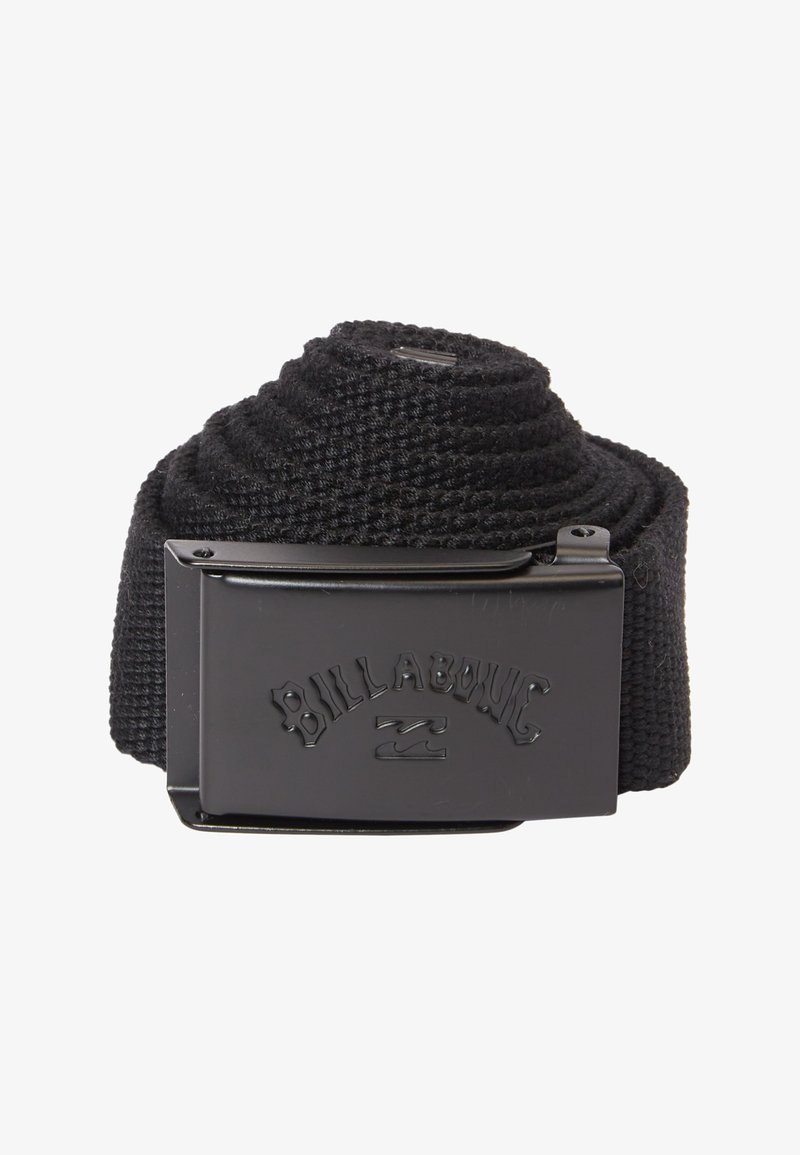 Cinturón tejido negro con una hebilla rectangular de metal negro que presenta el nombre de la marca "Billabong" en relieve. Tejido texturizado con un diseño robusto.