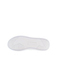 Bílá podrážka tenisky s texturovaným gumovým designem a ostrými vzory a hladkým okrajem. Čistě bílá barva bez viditelného brandingu.