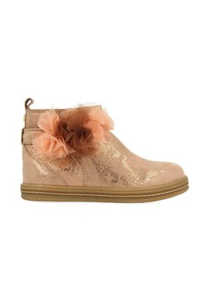 Stivaletto in rosa oro con finitura testurizzata, caratterizzato da due grandi fiori in tulle nei toni pesco e marrone sui lati. Suola in gomma piatta.
