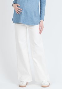 NOAH – MATERNITY WIDE-LEG IN COLOURED - Flared Jeans - white