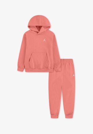 Hanorac coral cu buzunar kangaroo și logo alb, asortat cu pantaloni de trening cu talie elastică și glezne strânse.