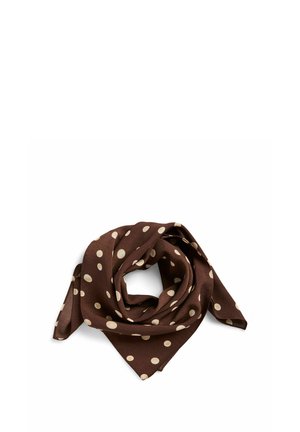 Écharpe en soie marron à pois beiges, pliée en spirale lâche sur fond blanc.