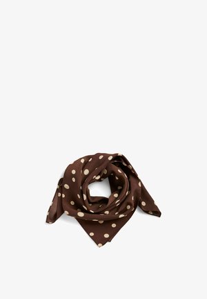 Écharpe en soie marron à pois beiges, pliée en spirale lâche sur fond blanc.