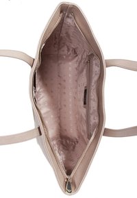 Borsa tote di colore beige chiaro con un'esterno in pelle liscia. L'interno presenta una fodera in satin con un motivo a logo ripetuto e una tasca con zip.