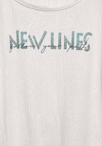 Weißes T-Shirt mit strukturiertem Hintergrund, auf dem "NEW LINES" in blauen und schwarzen Strasssteinen steht. Der Text enthält in Schreibschrift "follow your path".