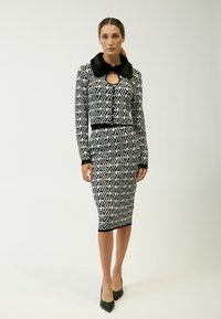 INFLUENCER COLLAR CROPPED  - Strickpullover - black