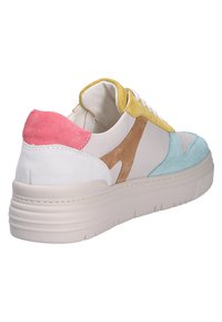 Sneaker multicolore caratterizzata da materiali in pelle e suede, con una base bianca, accenti rosa, giallo, blu e marrone, e una suola testurizzata.