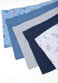 Set di cinque t-shirt che presentano diverse tonalità di blu, grigio e navy con motivi grafici, colli a giro e realizzate in morbido cotone.