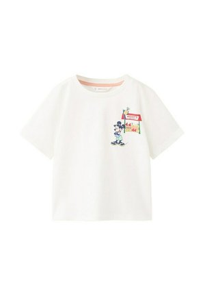 T-shirt bianca a maniche corte con una piccola grafica di Topolino che cammina vicino a una colorata bancarella di frutta con l'insegna "Mickey's".