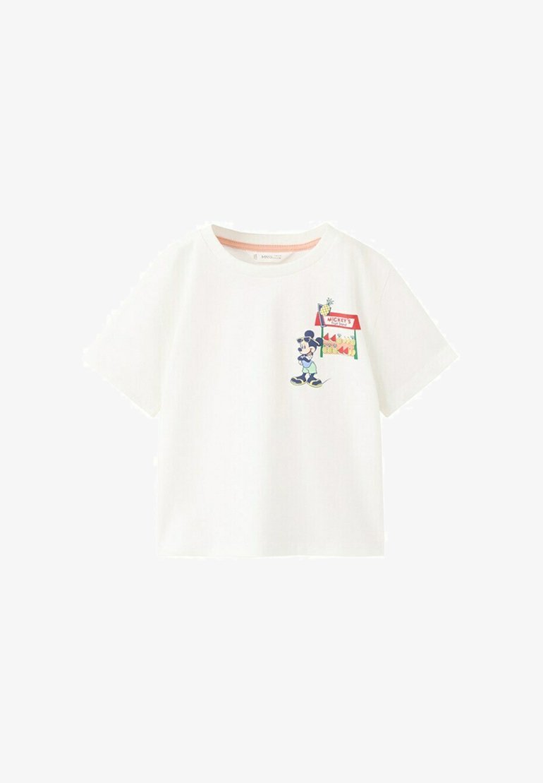 T-shirt blanc à manches courtes avec un petit motif de Mickey Mouse marchant près d'un stand de fruits coloré portant l'inscription « Mickey's ».