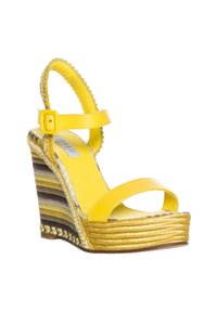Sandalia cuña amarilla con dos tiras estrechas, una hebilla y una plataforma texturizada multicolor con franjas horizontales.