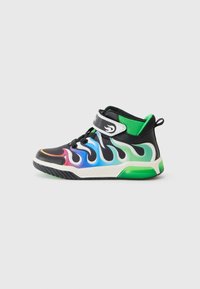 Middelhoge sneakers met een zwarte mesh bovenkant, kleurrijk vlampatroon in blauw, roze en groen, groene accenten en een witte klittenbandsluiting.