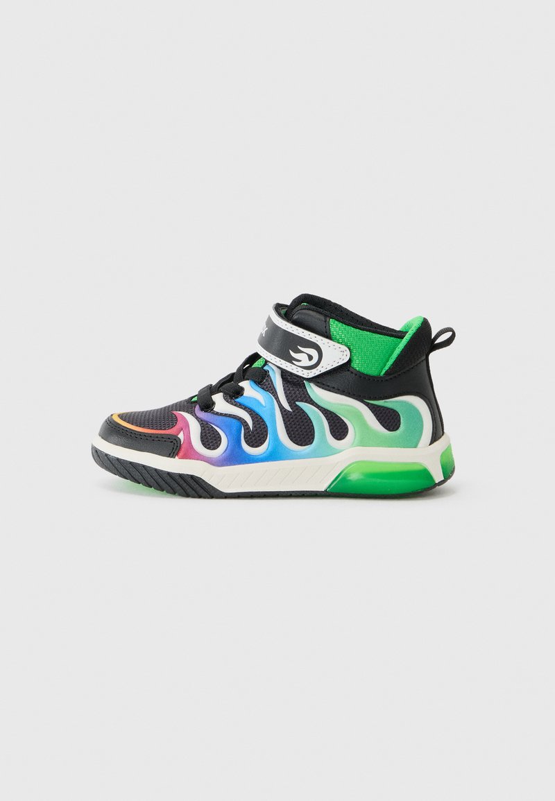 Middelhoge sneakers met een zwarte mesh bovenkant, kleurrijk vlampatroon in blauw, roze en groen, groene accenten en een witte klittenbandsluiting.
