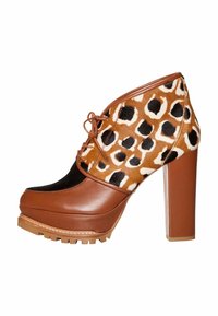 Botines de tacón alto con base de cuero marrón, parte superior de textil con estampado de leopardo y suela gruesa y texturizada. Incluyen un detalle de cordones.