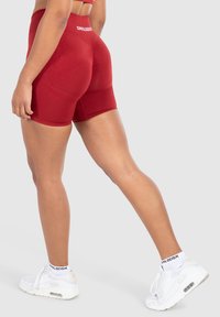 Smilodox CETRINA SEAMLESS SCRUNCH  - Shorts - dunkel rot