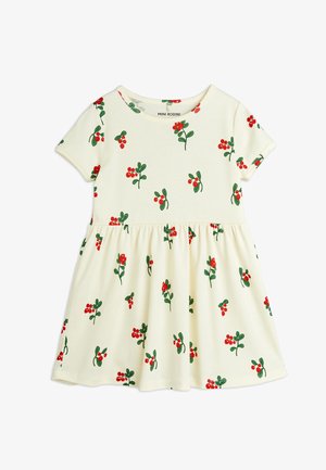 Vestido de algodón color crema claro con mangas cortas, con estampado de bayas rojas y hojas verdes, cintura fruncida y escote redondo.
