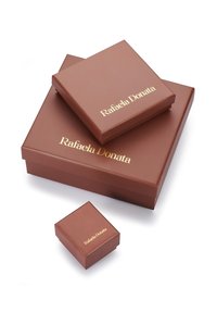 Conjunto de tres cajas de regalo marrones con el texto dorado "Rafaela Donata", de diferentes tamaños, con una textura suave y un diseño robusto.