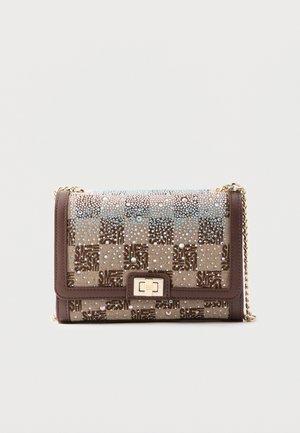 Sac bandoulière marron à motif avec bandoulière en chaîne dorée et fermoir avant, orné de petits perles nacrées et iridescentes.