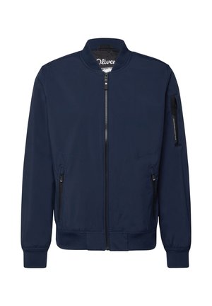 Marineblauwe bomberjack met ritssluiting aan de voorkant, twee zijzakken met rits, een met rits afgewerkte mouwzak en geribbelde boorden en kraag.