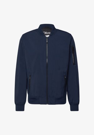 Marineblauwe bomberjack met ritssluiting aan de voorkant, twee zijzakken met rits, een met rits afgewerkte mouwzak en geribbelde boorden en kraag.