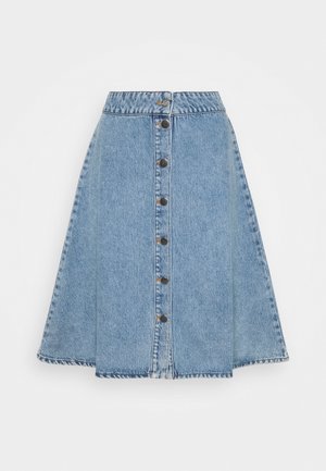 Niebieska spódnica dżinsowa o kroju litery A z wysokim stanem i centralnym rzędem czarnych zatrzasków od góry do dołu.