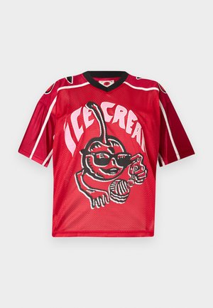 Maillot de sport rouge avec col noir, grand graphisme d'une cerise souriante portant des lunettes de soleil, tenant un cornet de glace et une cuillère, texte "GLACE".