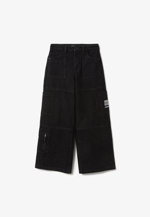 Pantalones cargo negros hechos de tela duradera, con diseño de pierna ancha, múltiples bolsillos y un bolsillo lateral con cremallera.