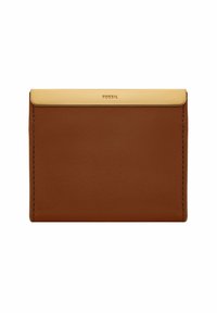 Porte-cartes en cuir marron avec une fermeture supérieure en métal doré, texture lisse et couture visible sur les bords. Marque Fossil embossée à l'avant.