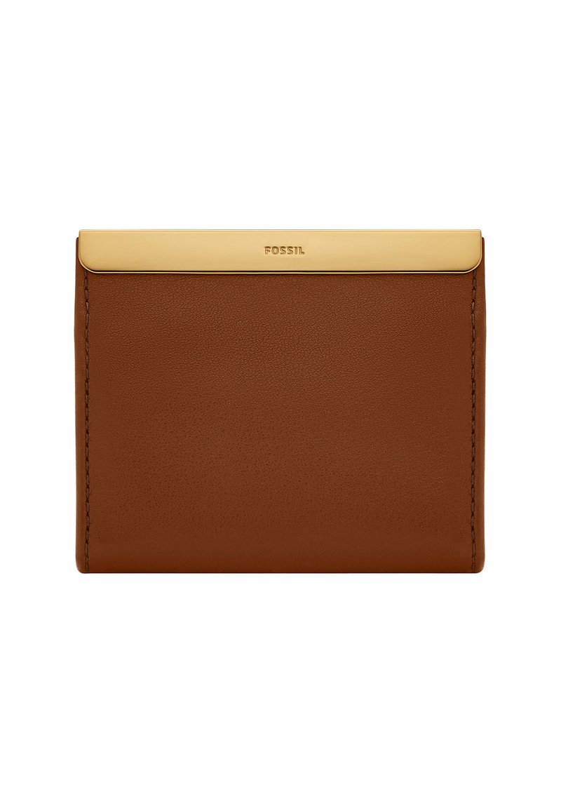 Porte-cartes en cuir marron avec une fermeture supérieure en métal doré, texture lisse et couture visible sur les bords. Marque Fossil embossée à l'avant.