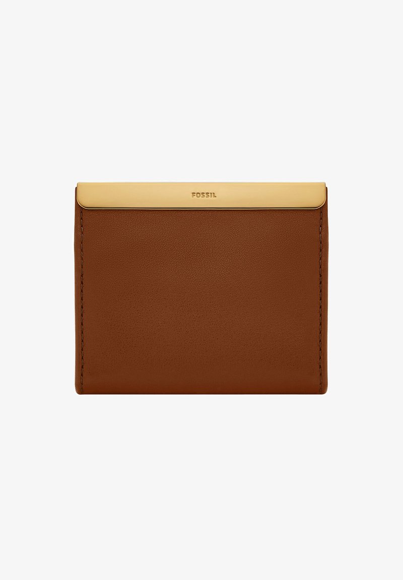 Porte-cartes en cuir marron avec une fermeture supérieure en métal doré, texture lisse et couture visible sur les bords. Marque Fossil embossée à l'avant.