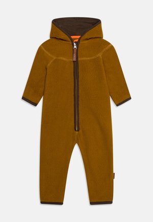Brauner Fleece-Strampler für Babys mit Kapuze, Frontreißverschluss und dunkelbraunem Besatz an Bündchen und Kapuzenfutter, flach auf weißem Hintergrund.