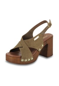 Sandal con punta aperta in suede khaki con cinturini incrociati, design slingback, borchie dorate e tacco in legno chunky.