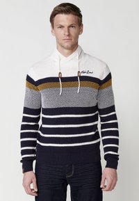 Jersey de punto a rayas en azul marino y blanco con capucha, que presenta rayas horizontales en acentos amarillos y marrones. Tejido texturizado y puños de canalé.