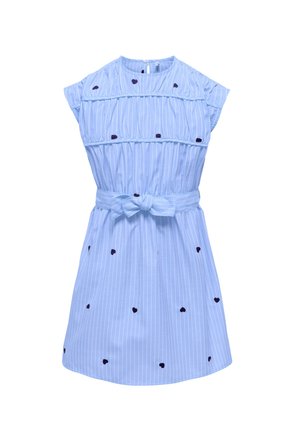 Hellblaues ärmelloses Kleid mit weißen vertikalen Streifen, kleinen dunklen Herzmustern und einer Schleife an der Taille.