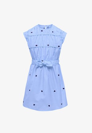 Hellblaues ärmelloses Kleid mit weißen vertikalen Streifen, kleinen dunklen Herzmustern und einer Schleife an der Taille.
