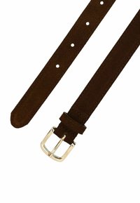 Bruin suède riem met een gladde textuur, een zilveren metalen gesp en meerdere verstelgaten langs de band voor maatvoering.